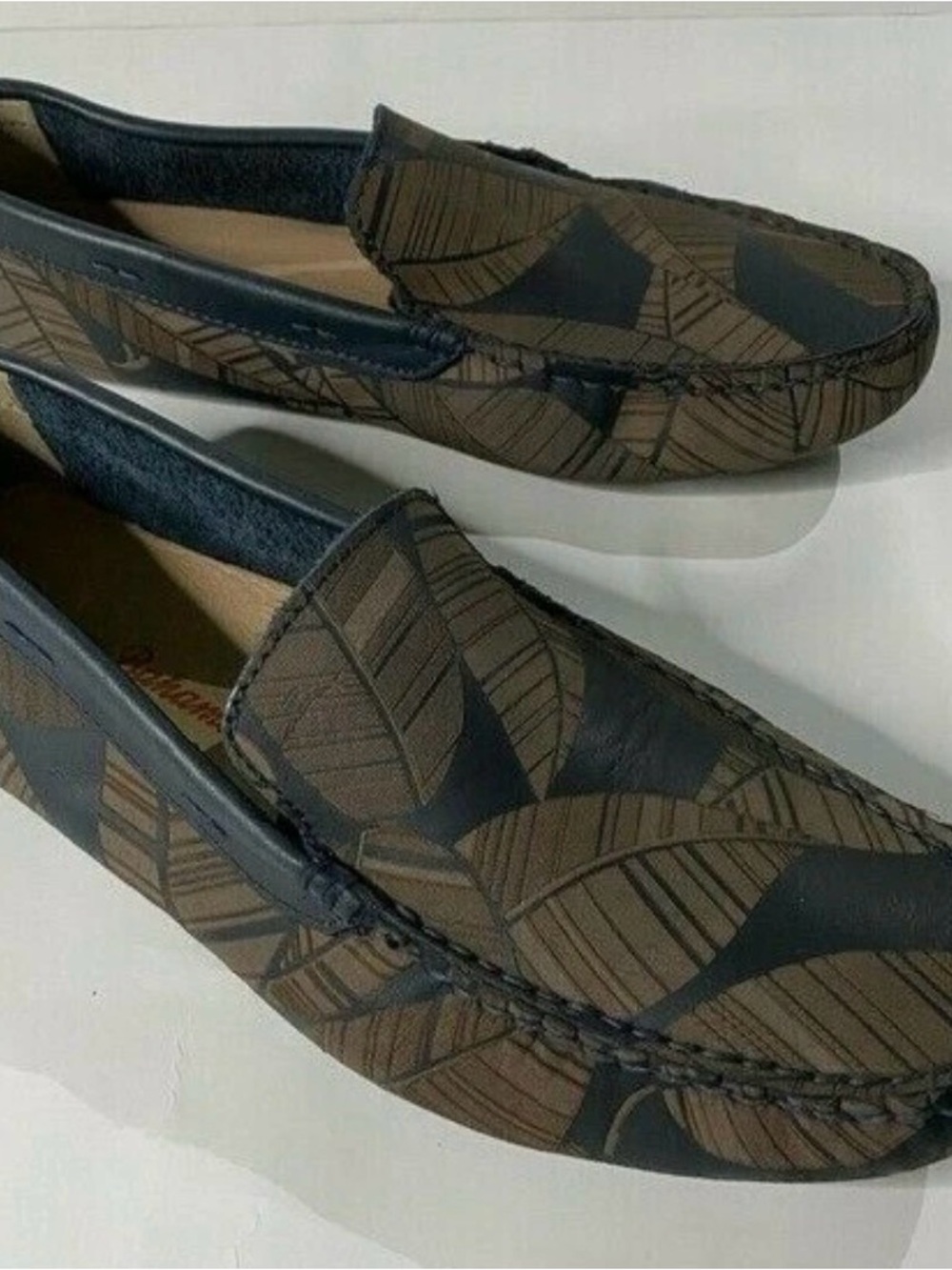 Tommy Bahama men’s laser pagoda leather slip on size 9.5M